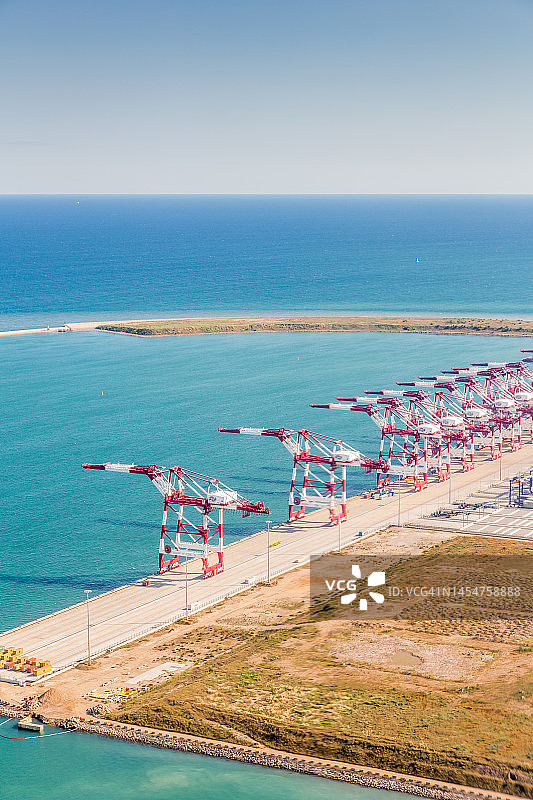 巴塞罗那港起重机的鸟瞰图图片素材
