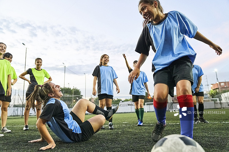 女子足球运动员喜欢在运动场上踢球图片素材
