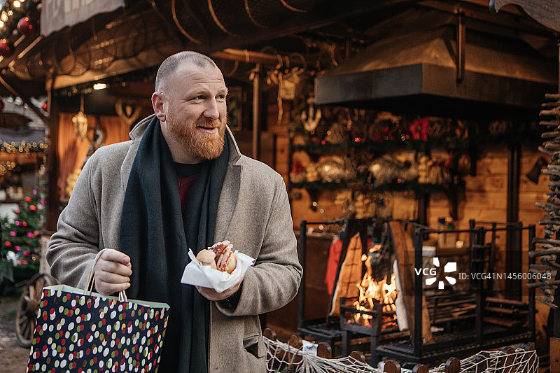 英俊的红发男子在德国圣诞市场图片素材