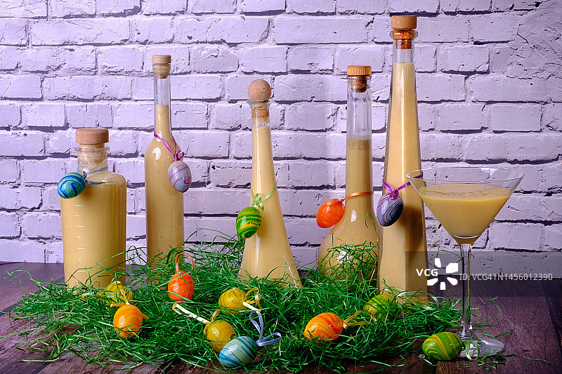 复活节静物与蛋酒，复活节彩蛋在绿色复活节篮子图片素材