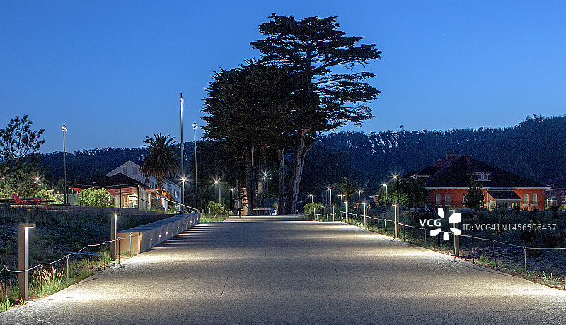 日落时分，旧金山著名的要塞大道上的LED灯图片素材