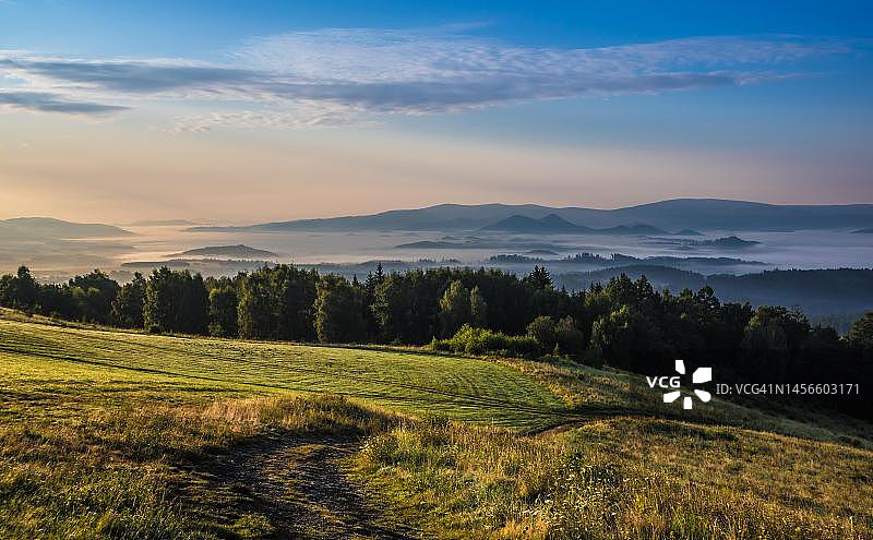 波兰，山上美丽的日出图片素材