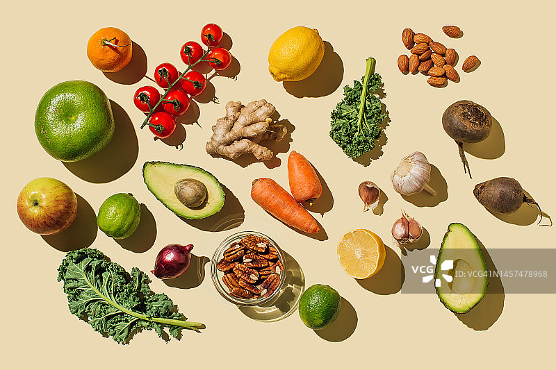 各种新鲜的有机水果和蔬菜和健康的素食餐食材的米色背景图案。健康食品，清洁饮食，饮食排毒，环保，无塑料概念。平铺，俯视图图片素材
