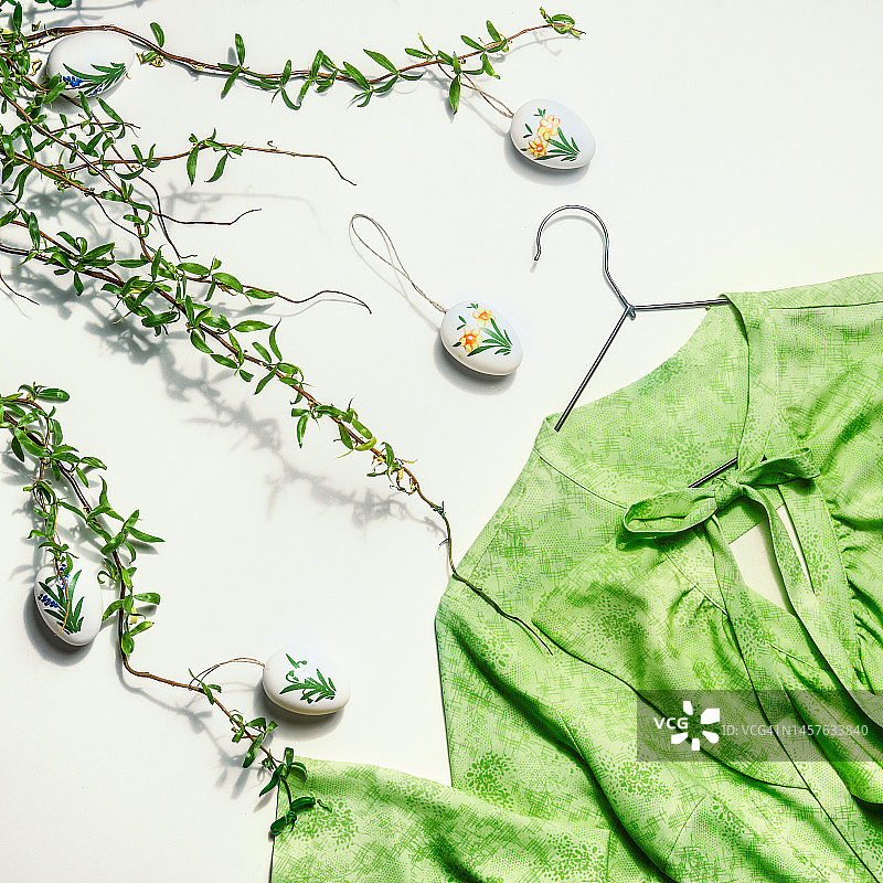 春天的树枝上有复活节彩蛋和绿色的衣服图片素材