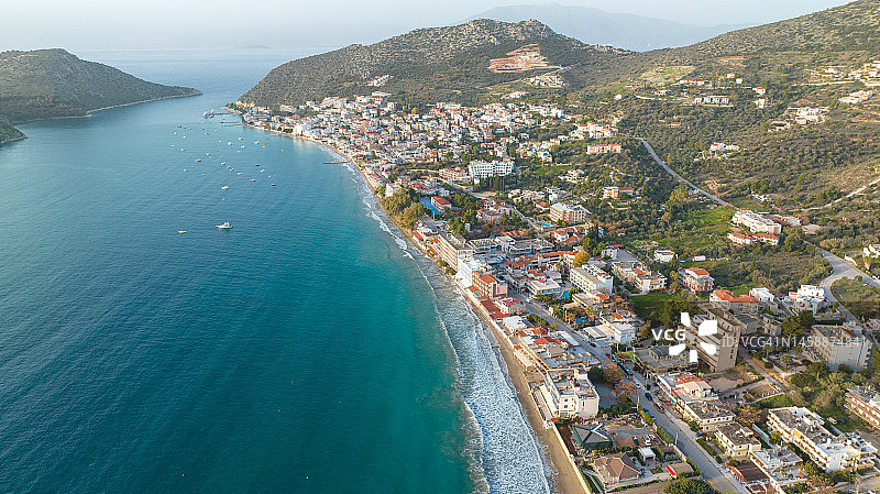 希腊伯罗奔尼撒半岛Tolo海滨村庄的航拍照片图片素材
