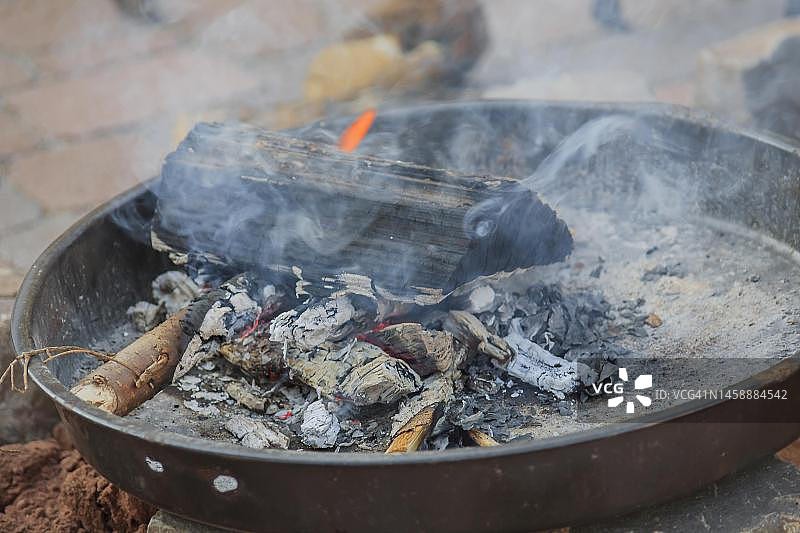 火焰碗与燃烧的木材，烟，莱茵兰-普法尔茨，德国图片素材