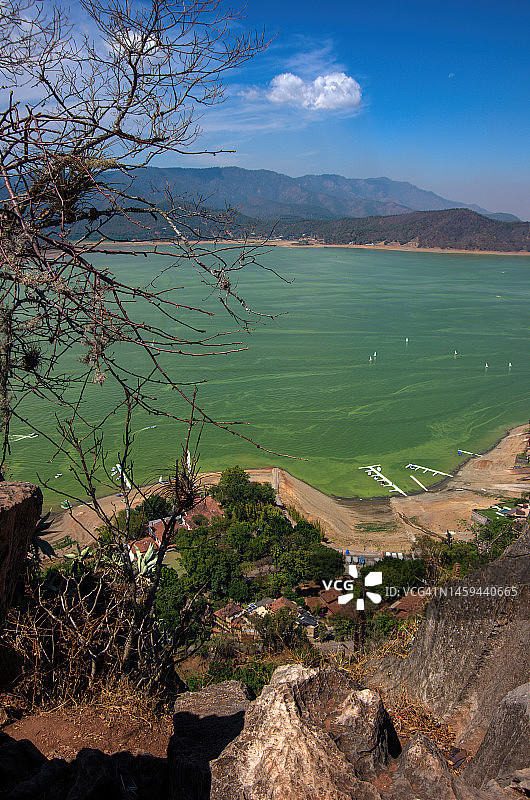 从Mirador La Peña（La Peía了望台）俯瞰墨西哥州布拉沃山谷Avándaro湖图片素材