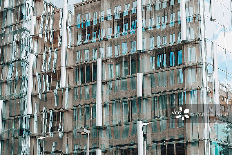 现代建筑背景。全框架玻璃墙，白天照明图片素材
