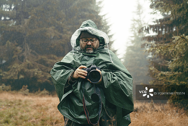 雨中的摄影师图片素材