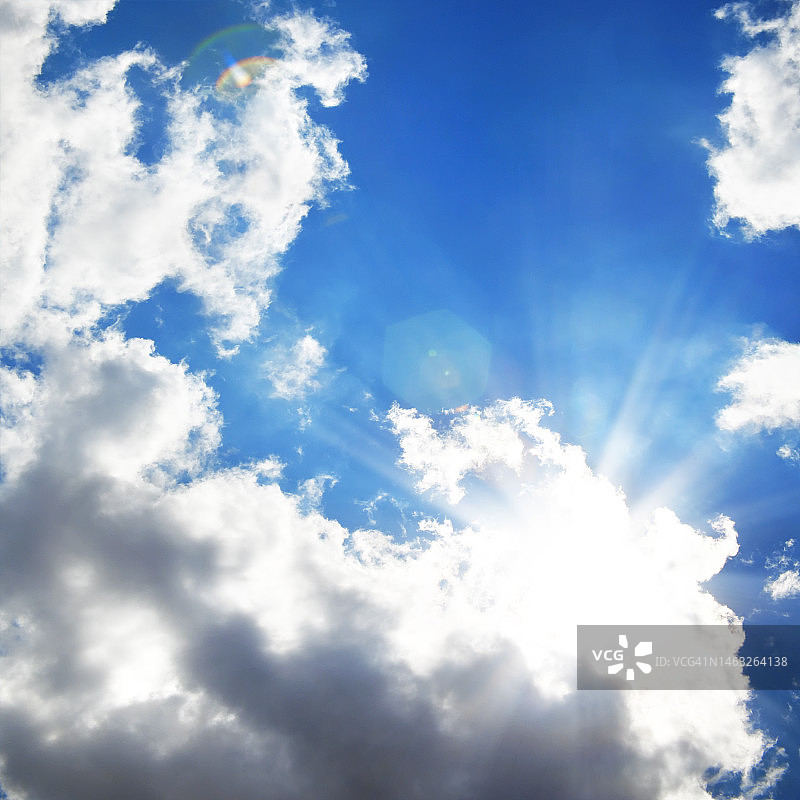 蔚蓝的天空，阳光灿烂，白云映衬图片素材