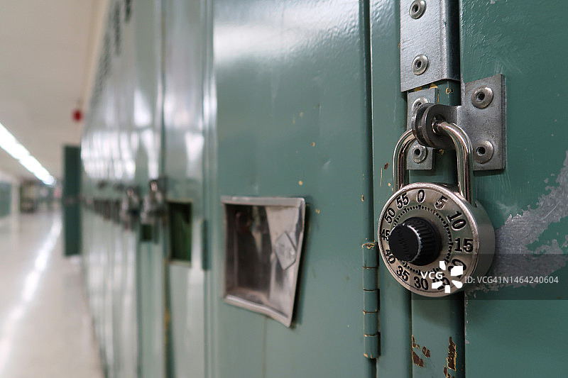 学校走廊储物柜的密码锁图片素材