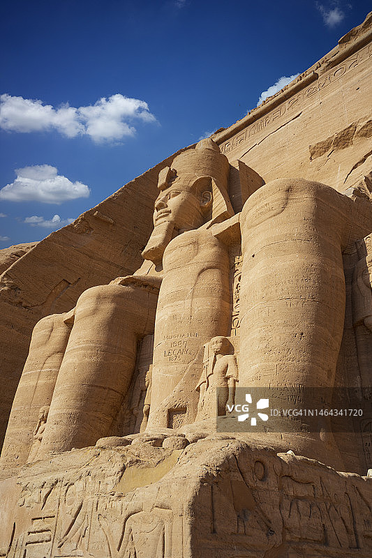 埃及阿斯旺阿布辛贝神庙前的巨型法老拉美西斯二世雕像图片素材