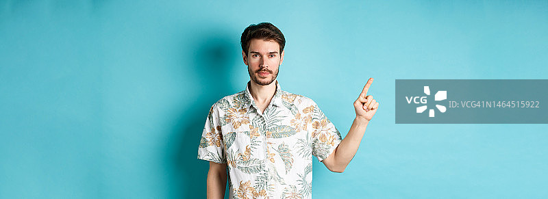 肖像英俊的大胡子男子度假，穿着夏天的衬衫和图片素材