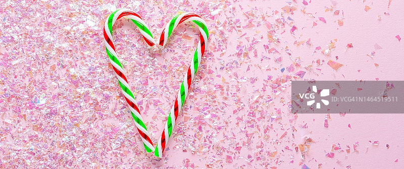 两个心形的棒棒糖在粉红色的背景与闪光礼物图片素材