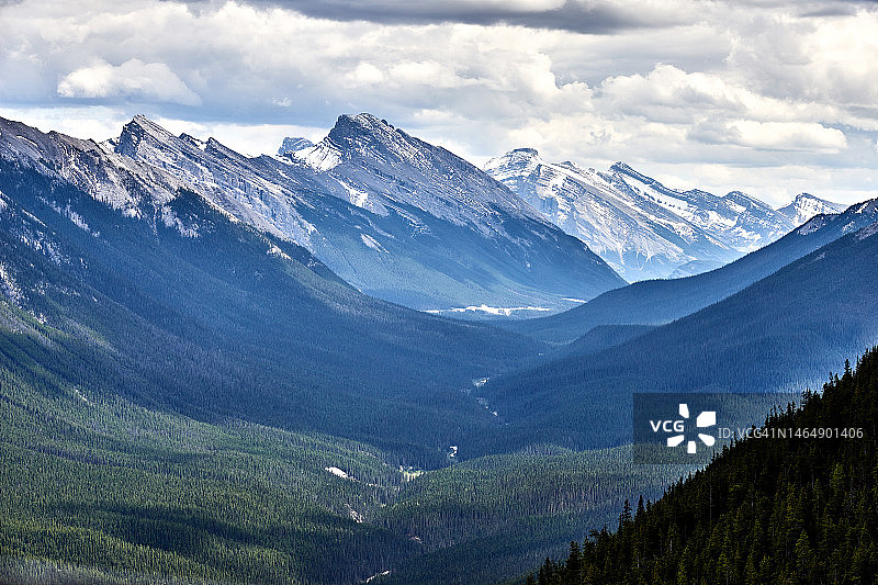 加拿大班夫国家公园的落基山脉图片素材