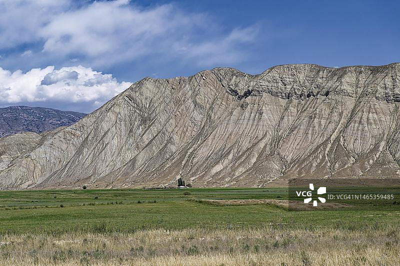吉尔吉斯斯坦纳林地区At-Bashy山脉沿线的景观图片素材