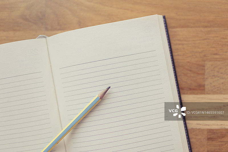 空白笔记本:有空白空间用来写文字的笔记本图片素材