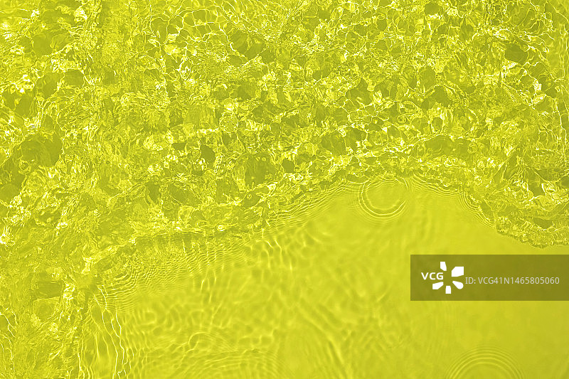 浅粉彩石灰黄色透明透明的水面纹理与涟漪，飞溅和波浪在阳光下图片素材