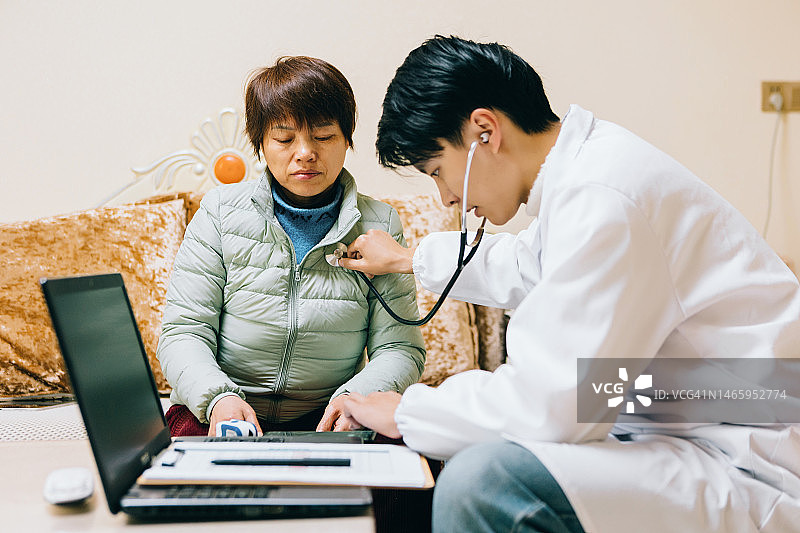 家庭医生用听诊器治疗中年妇女的心脏问题——健康的生活方式、医疗和健康图片素材