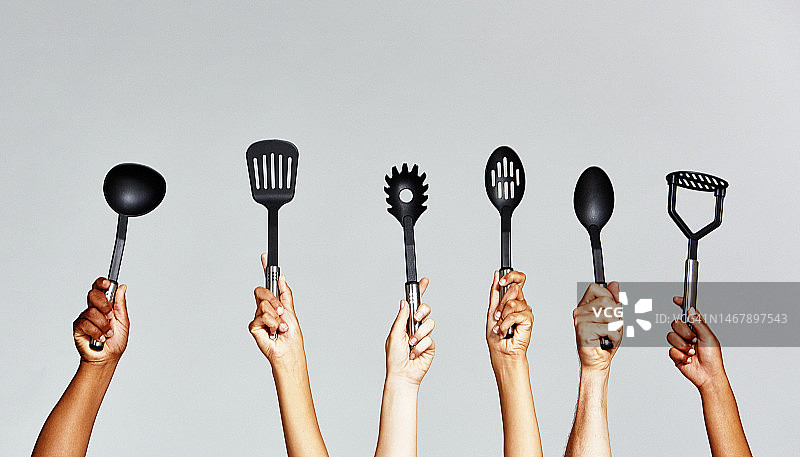 烹饪和厨房理念:不同的手举起不同的厨具图片素材