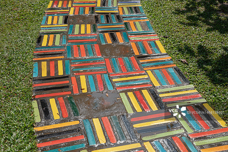 草坪小径用彩色陶瓷装饰。图片素材
