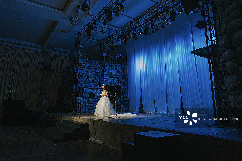 年轻的中国戏曲女演员在舞台上独唱图片素材