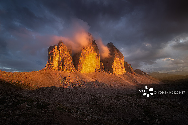 日落时分，意大利拉瓦雷多Tre Cime di Lavaredo的天空映衬下的山景图片素材
