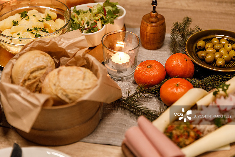 在乡村圣诞晚宴上，餐桌上装饰的茶蜡烛图片素材