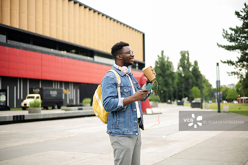 年轻的非裔美国人在街上享受音乐图片素材