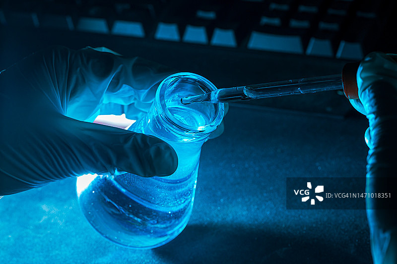 蓝色科学实验玻璃管，研究人员用化学试管在液体玻璃实验室进行分析、医学、制药和科学研究的概念图片素材