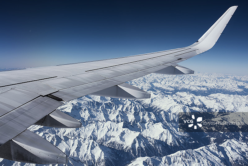 从一架飞越阿尔卑斯山飞往意大利的飞机的窗户望出去图片素材