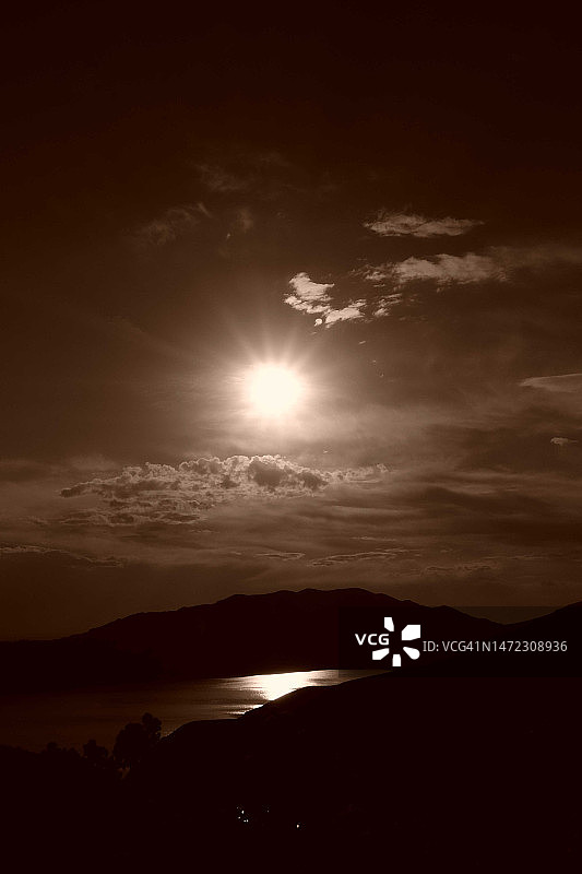 玻利维亚的的喀喀湖上的日出图片素材