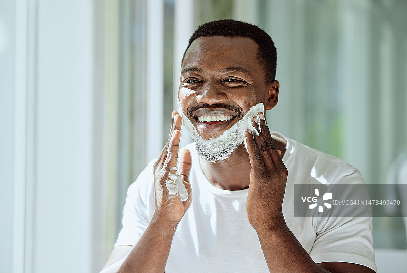 剃须，奶油和黑人男子美容脸清洁外观，卫生护理和美容早上例行在浴室。护肤，快乐和非洲人准备剃须和面部毛发与泡沫图片素材