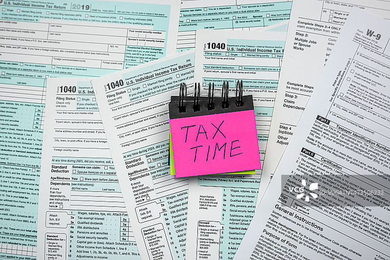 2022年空白1040美国个人税单，贴有贴纸图片素材