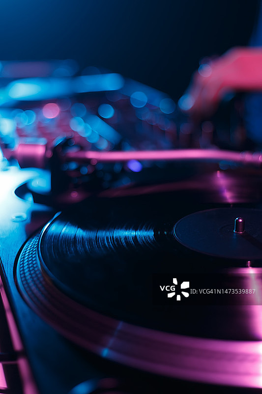 DJ转盘播放黑胶唱片与音乐的嘻哈派对在夜总会图片素材