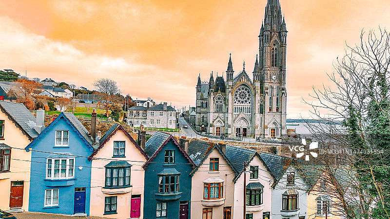爱尔兰科布的大教堂和彩色房屋鸟瞰图，科布的彩色房屋和圣科尔曼大教堂，科布的房屋和大教堂，五彩缤纷的小镇图片素材