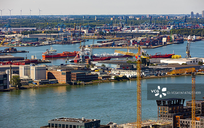 位于莱茵-默兹-斯海尔德三角洲中部的鹿特丹港鸟瞰图图片素材