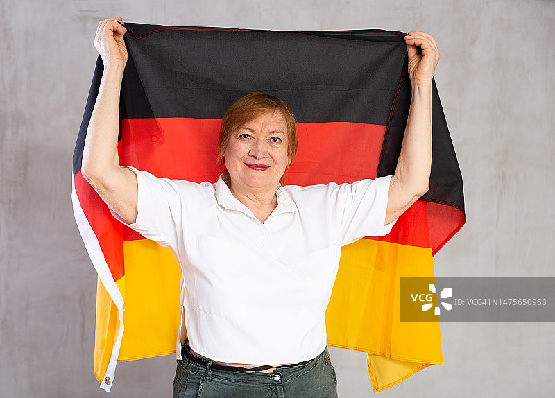 快乐的老年妇女手持德国国旗图片素材