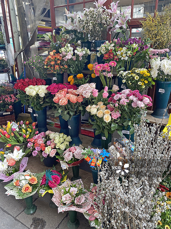 法国巴黎，市场摊位上出售的鲜花图片素材