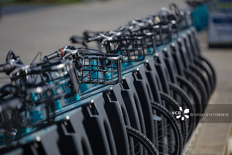 自行车停放在自行车租赁公园。图片素材
