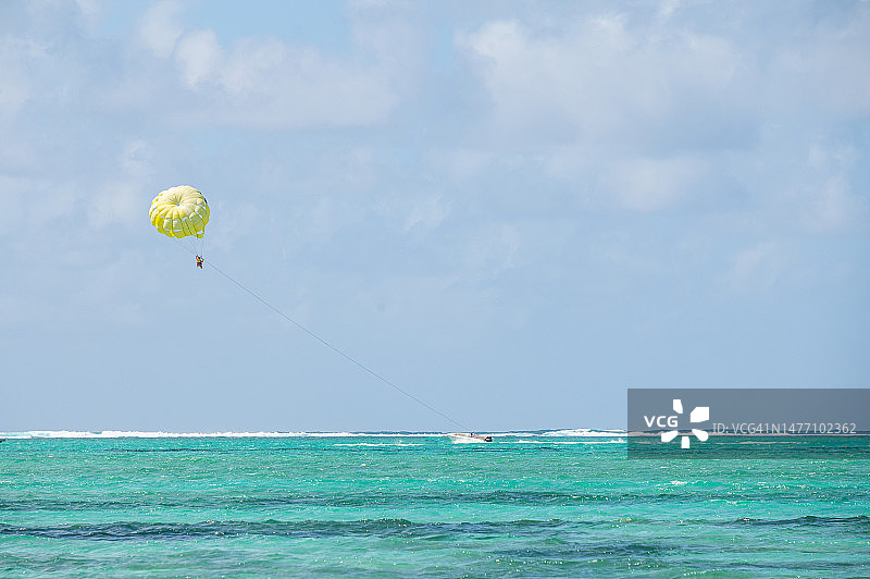 在非洲毛里求斯玩滑翔伞图片素材