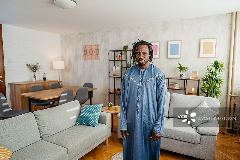年轻的黑人穆斯林男子在家里图片素材