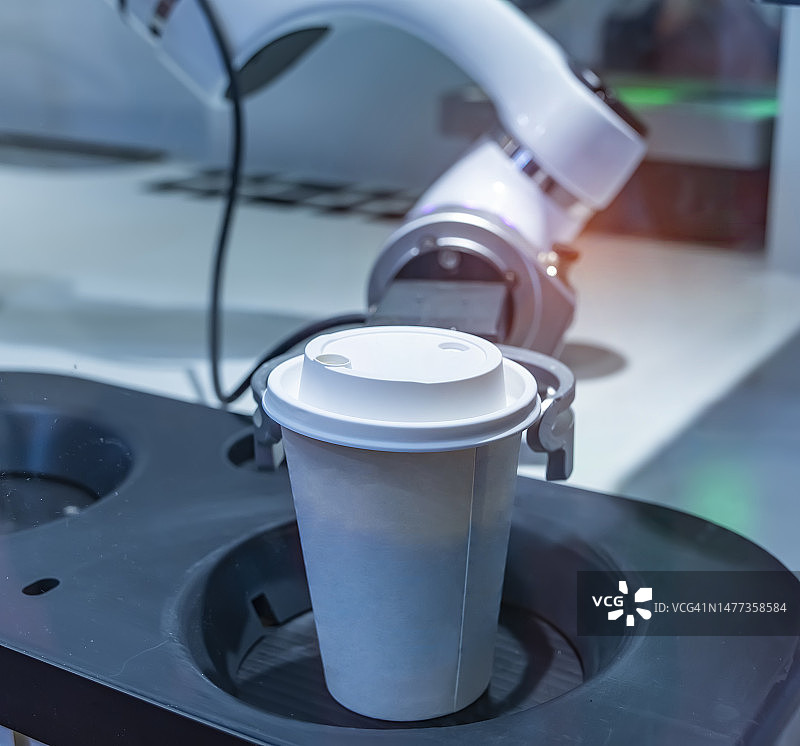 机器手臂在咖啡机里准备咖啡图片素材