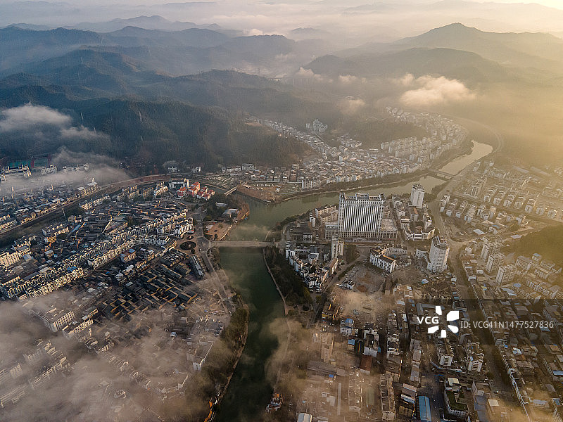 一个被雾和河流包围的山中的小城市图片素材
