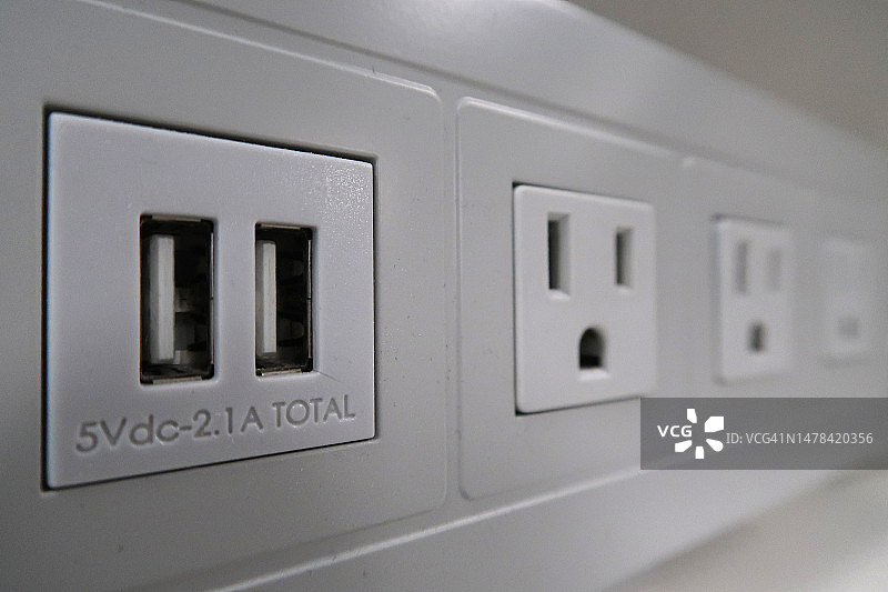 USB充电端口和充电站上的北美电源插座图片素材