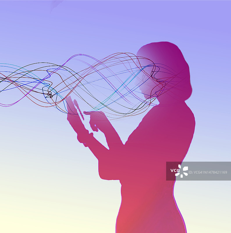 女人用波浪图案通过智能手机发短信图片素材
