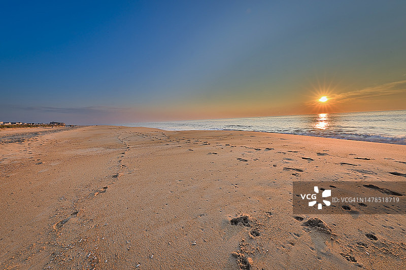日落时分，海滩上晴空万里的景色图片素材