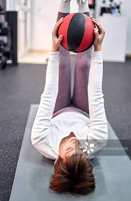 实现你的目标:女孩在健身房锻炼自己的身体和健康图片素材