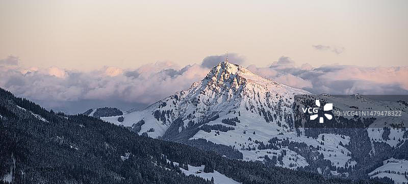 基茨比赫勒角的景色，冬天的阿尔卑斯山与白雪覆盖的山脉，夜晚的心情，蒂罗尔，奥地利图片素材