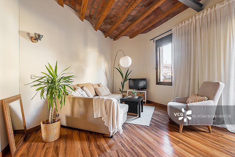 漂亮的设计时尚的客厅与木横梁天花板，沙发图片素材